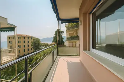 Balcone o terrazza di WELCOME RIVIERA-Primavera 1A- Vista mare- spazioso e comodo appartamento-2 bagni-wifi-aria condizionata in ogni stanza-garage a pagamento 15 euro al giorno