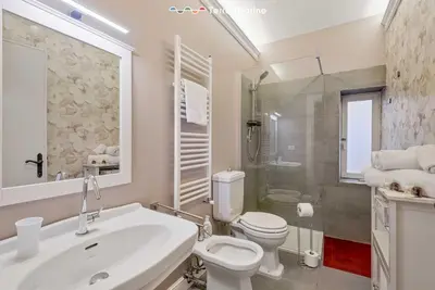 Bagno di Suite del Golfo, Terremarine