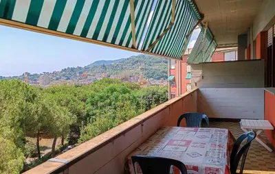 Vista generica sulle montagne o vista sulle montagne dall'interno dell'appartamento