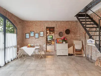 Area soggiorno di Quaint Mansion in Stagno Lombardo with Garden