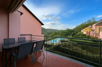 Vista generica sulle montagne o vista sulle montagne dall'interno dell'appartamento