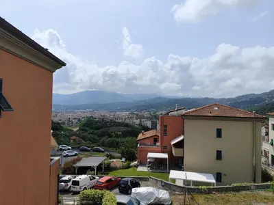 Vista generica sulle montagne o vista sulle montagne dall'interno dell'appartamento