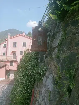 Vista generica sulle montagne o vista sulle montagne dall'interno della casa vacanze