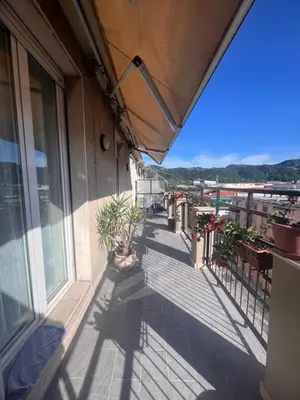 Vista generica sulle montagne o vista sulle montagne dall'interno dell'appartamento