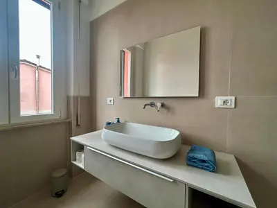 Bagno di Bright modern apartment for 6 guests with 3 bedrooms new furniture air conditioning balcony overlooking La Spezia quiet residential area