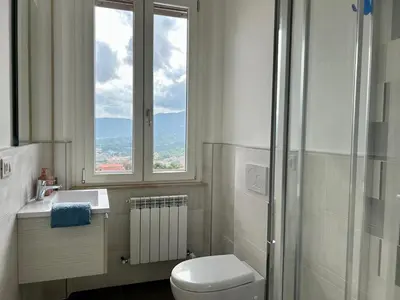 Bagno di Bright modern apartment for 6 guests with 3 bedrooms new furniture air conditioning balcony overlooking La Spezia quiet residential area