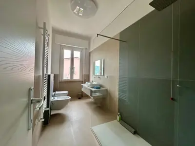 Bagno di Bright modern apartment for 6 guests with 3 bedrooms new furniture air conditioning balcony overlooking La Spezia quiet residential area
