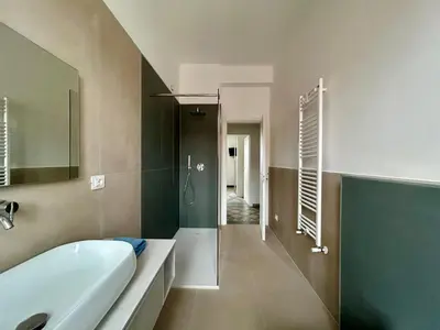 Bagno di Bright modern apartment for 6 guests with 3 bedrooms new furniture air conditioning balcony overlooking La Spezia quiet residential area