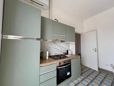 Cucina o angolo cottura di Bright modern apartment for 6 guests with 3 bedrooms new furniture air conditioning balcony overlooking La Spezia quiet residential area