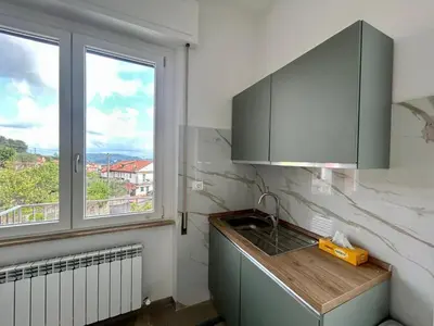 Cucina o angolo cottura di Bright modern apartment for 6 guests with 3 bedrooms new furniture air conditioning balcony overlooking La Spezia quiet residential area