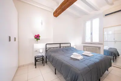Letto o letti in una camera di GuestHost - Bright and Central Apartment in Parma
