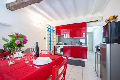 Cucina o angolo cottura di GuestHost - Bright and Central Apartment in Parma