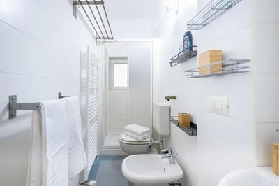 Bagno di GuestHost - Bright and Central Apartment in Parma
