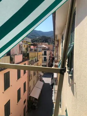 Vista generica sulle montagne o vista sulle montagne dall'interno dell'appartamento