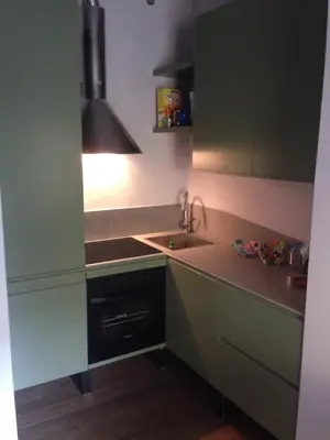 Cucina o angolo cottura di Very comfortable loft design Mid-Century Modena center