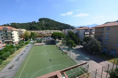 Vista generica sulle montagne o vista sulle montagne dall'interno dell'appartamento
