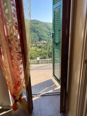 Vista generica sulle montagne o vista sulle montagne dall'interno dell'appartamento