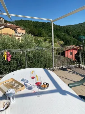 Vista generica sulle montagne o vista sulle montagne dall'interno dell'appartamento