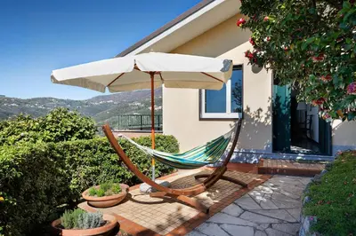 Vista generica sulle montagne o vista sulle montagne dall'interno della villa