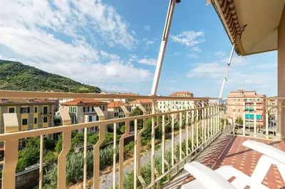 Vista generica sulle montagne o vista sulle montagne dall'interno dell'appartamento