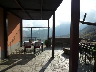 Vista generica sulle montagne o vista sulle montagne dall'interno della casa vacanze