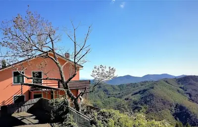 Vista generica sulle montagne o vista sulle montagne dall'interno della casa vacanze