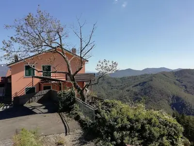 Vista generica sulle montagne o vista sulle montagne dall'interno della casa vacanze