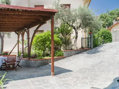 Giardino di Apartment Il Caprifoglio by Interhome
