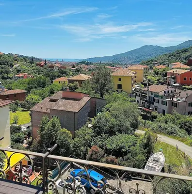 Vista generica sulle montagne o vista sulle montagne dall'interno dell'appartamento