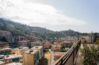 Vista generica sulle montagne o vista sulle montagne dall'interno dell'appartamento
