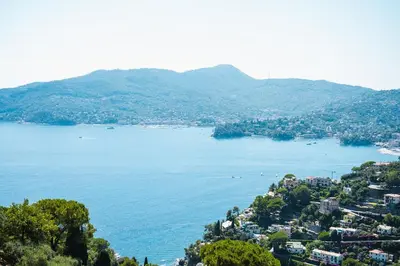 Paesaggio naturale nelle vicinanze della villa