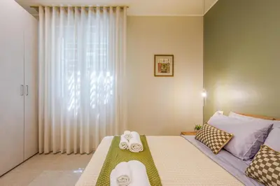 Letto o letti in una camera di Urban Eden Nest - Smart Oasis in the Motor Valley