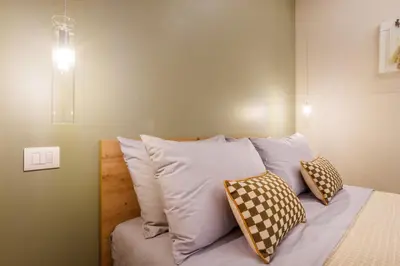 Letto o letti in una camera di Urban Eden Nest - Smart Oasis in the Motor Valley