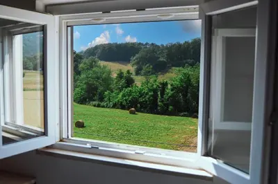 Vista generica sulle montagne o vista sulle montagne dall'interno dell'appartamento