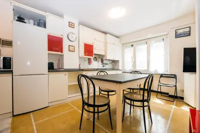 Cucina o angolo cottura di JOIVY Bright 2-Bedroom Flat with Terrace near the Beach