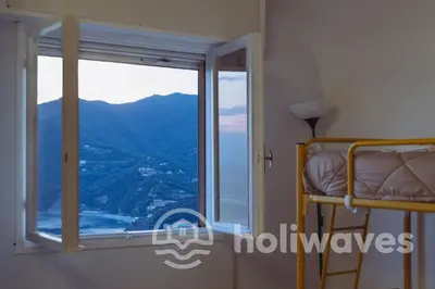 Vista generica sulle montagne o vista sulle montagne dall'interno della casa vacanze