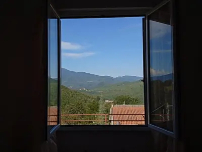 Vista generica sulle montagne o vista sulle montagne dall'interno dell'appartamento