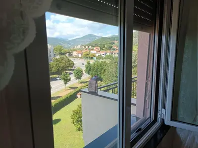 Vista generica sulle montagne o vista sulle montagne dall'interno dell'appartamento