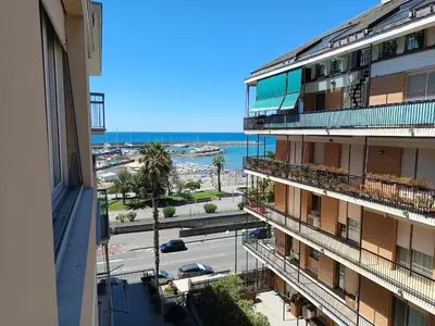 Vista generica sul mare o vista sul mare dall'interno dell'appartamento