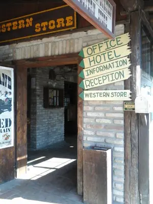 Certificato, attestato, insegna o altro documento esposto da Cowboys Guest Ranch