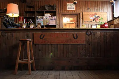 Salone o bar di Cowboys Guest Ranch