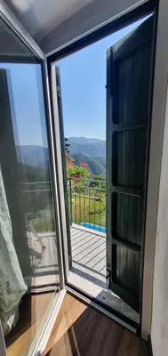 Vista generica sulle montagne o vista sulle montagne dall'interno dell'appartamento