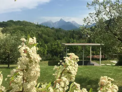 Vista generica sulle montagne o vista sulle montagne dall'interno della casa vacanze