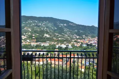 Vista generica sulle montagne o vista sulle montagne dall'interno dell'affittacamere