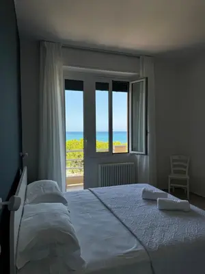 Letto o letti in una camera di Sestri sul mare appartamento Enrico