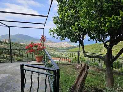 Vista generica sulle montagne o vista sulle montagne dall'interno della villa