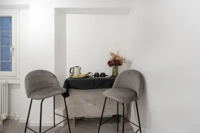 Set per la preparazione di tè e caffè presso Golden's Suite nel cuore di Modena