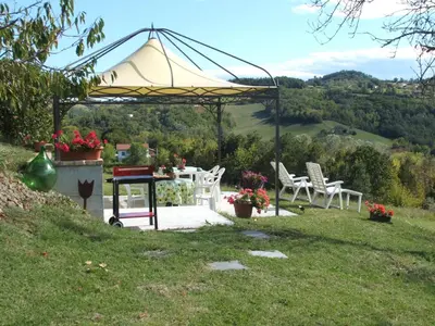 Vista generica sulle montagne o vista sulle montagne dall'interno dell'appartamento