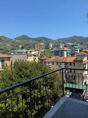 Vista generica sulle montagne o vista sulle montagne dall'interno dell'appartamento