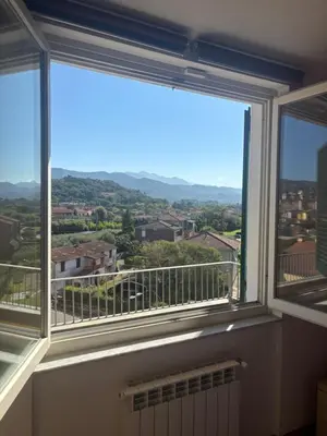 Vista generica sulle montagne o vista sulle montagne dall'interno dell'appartamento
